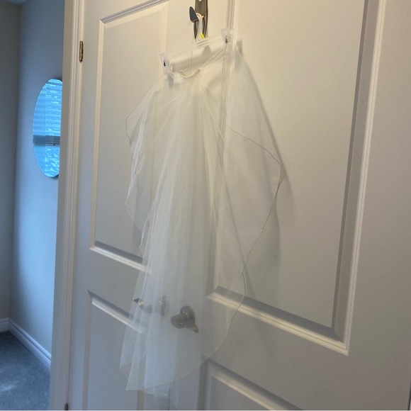Fingertip-length Bridal veil with metal comb attachment - Picture 4 of 8